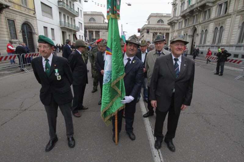 A Milano sfilano gli Alpini: 500mila penne nere invadono il centro 2