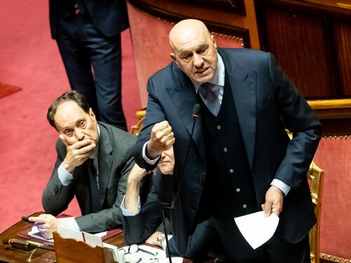 Iran, sì alla linea del governo. Crosetto sferza gli alleati: "Attacchi fuori dalle regole". Schlein: "Dire no agli Usa"