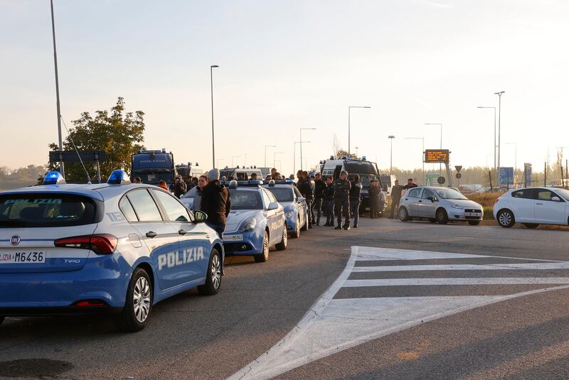 Cordone di polizia attorno al capannone del rave party 9
