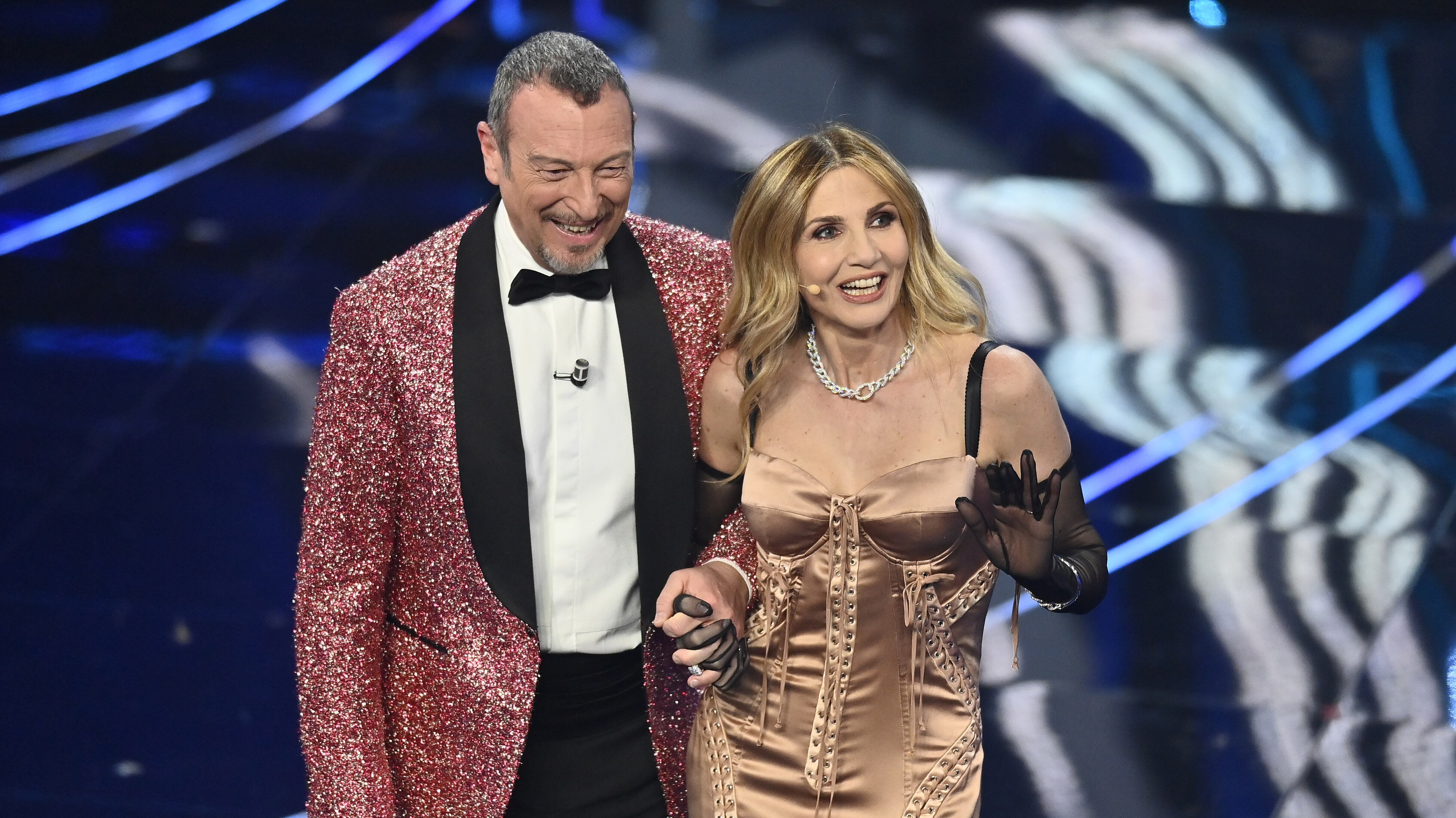 L'omaggio di Lorella Cuccarini a Pippo Baudo. E Fiorello sfotte Travolta
