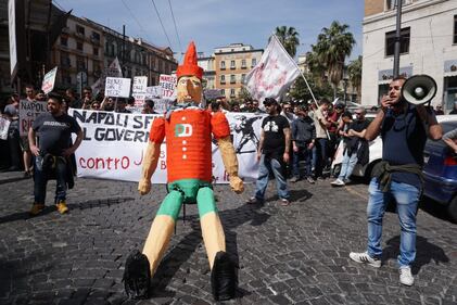 Bagnoli, la protesta contro Matteo Renzi 2