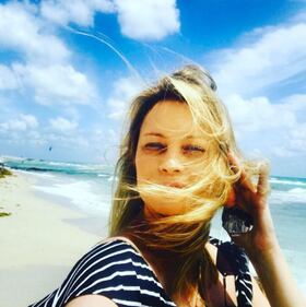 Anna Falchi, bacio hot per i fan 5