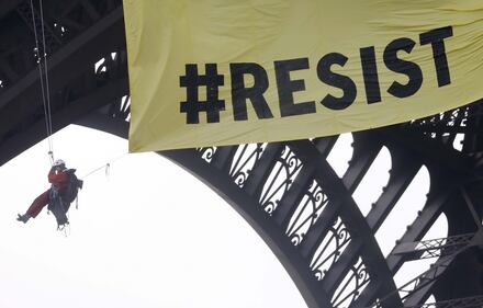E anche Greenpeace attacca la Le Pen a Parigi 5