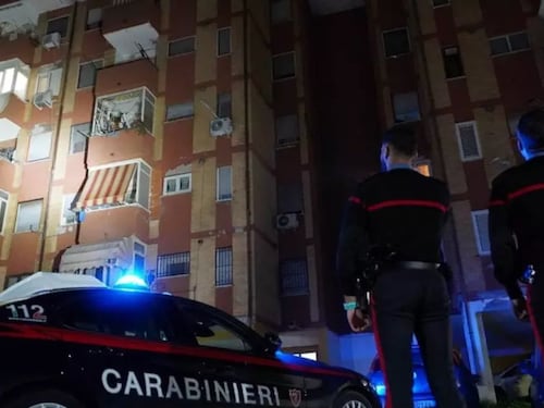 Tredicenne accoltellato nel parcheggio del centro commerciale Campania: è grave, due arresti per tentato omicidio