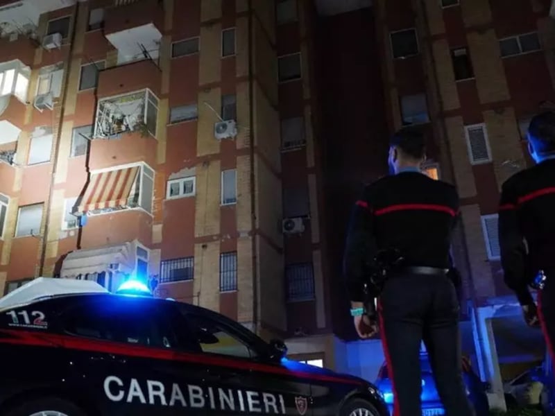Tredicenne accoltellato nel parcheggio del centro commerciale Campania: è grave, due arresti per tentato omicidio