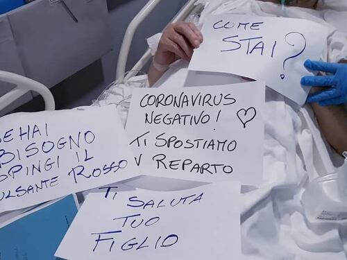 Coronavirus, infermieri comunicano con paziente non udente su fogli A4