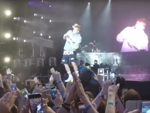 Justin Bieber si rifiuta di cantare "Despacito", un fan gli tira una bottiglia in testa
