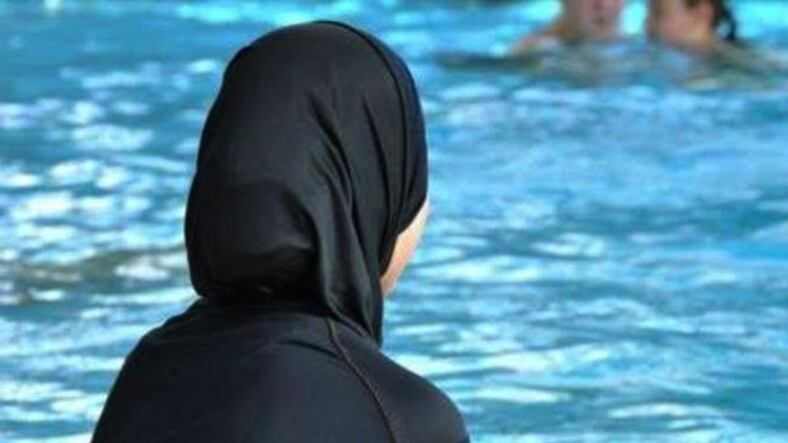 "Cacciata per burkini in piscina a Firenze". "No, era vestita"