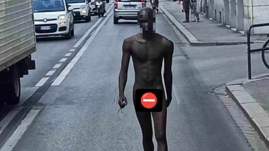 Gira nudo per strada e ferisce due corrieri: la follia dello straniero