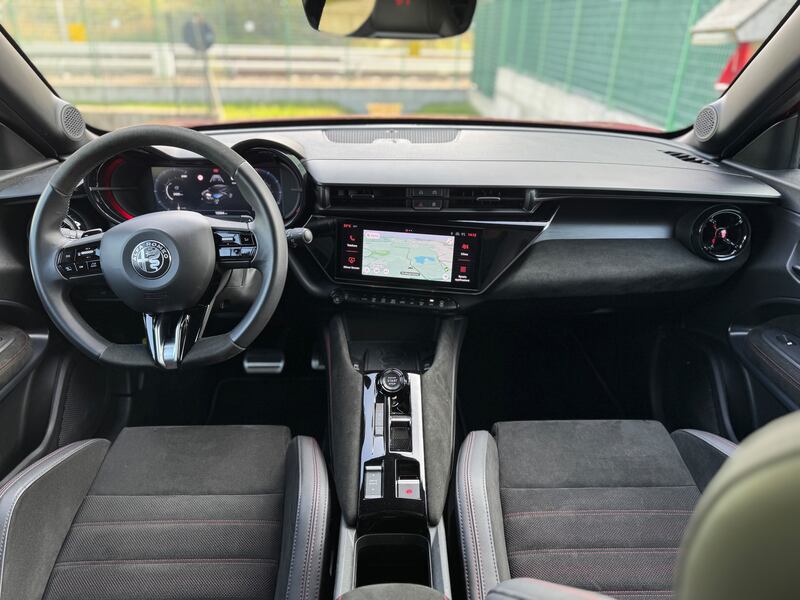 Alfa Romeo Junior Q4: guarda la gallery del B SUV elettrificato e a trazione integrale 14