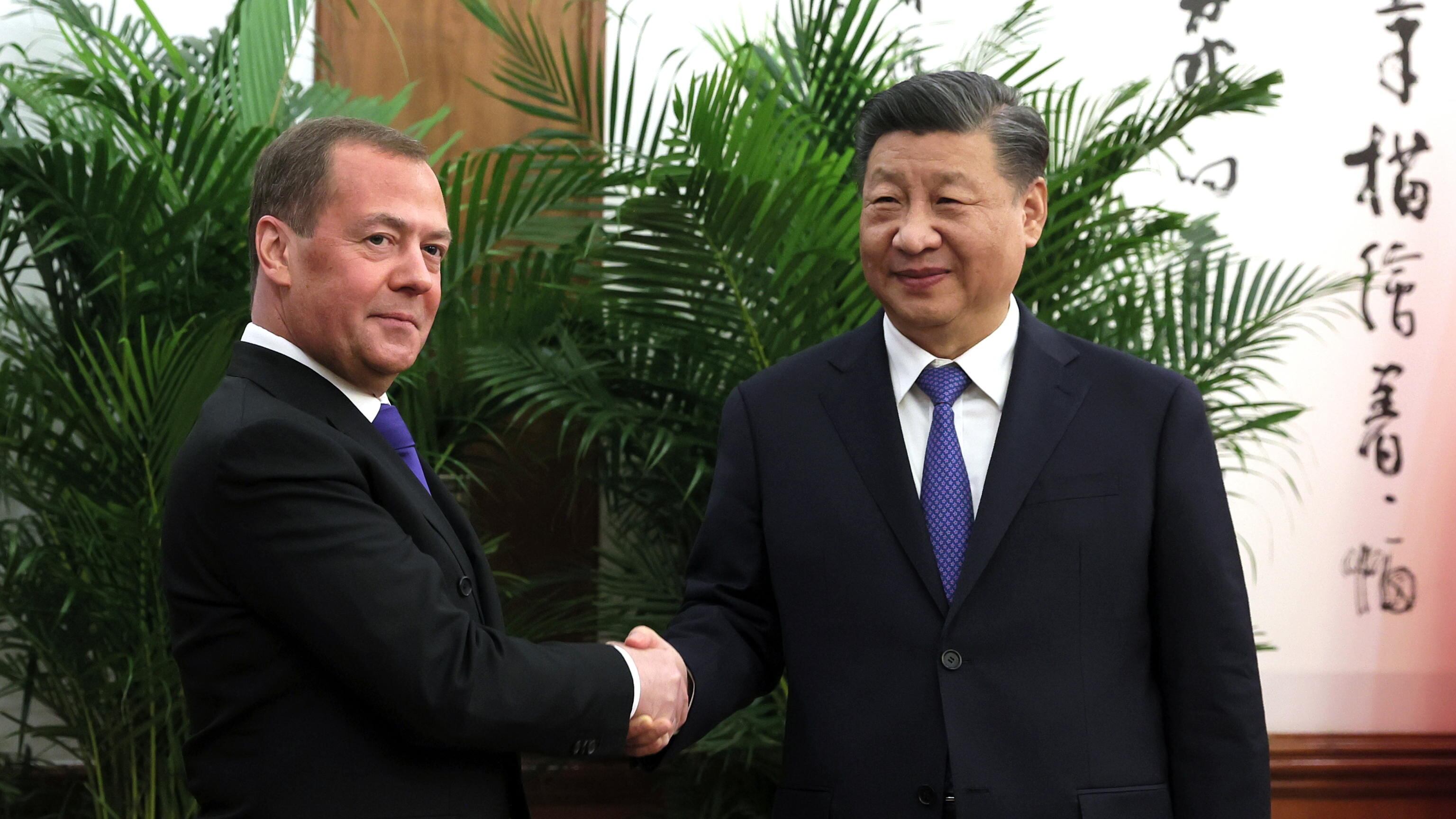 La risposta di Mosca. Medvedev vede Xi e Putin minaccia: "Avanti senza limiti"