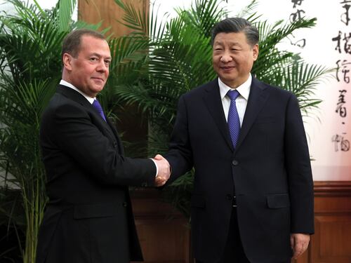 La risposta di Mosca. Medvedev vede Xi e Putin minaccia: "Avanti senza limiti"