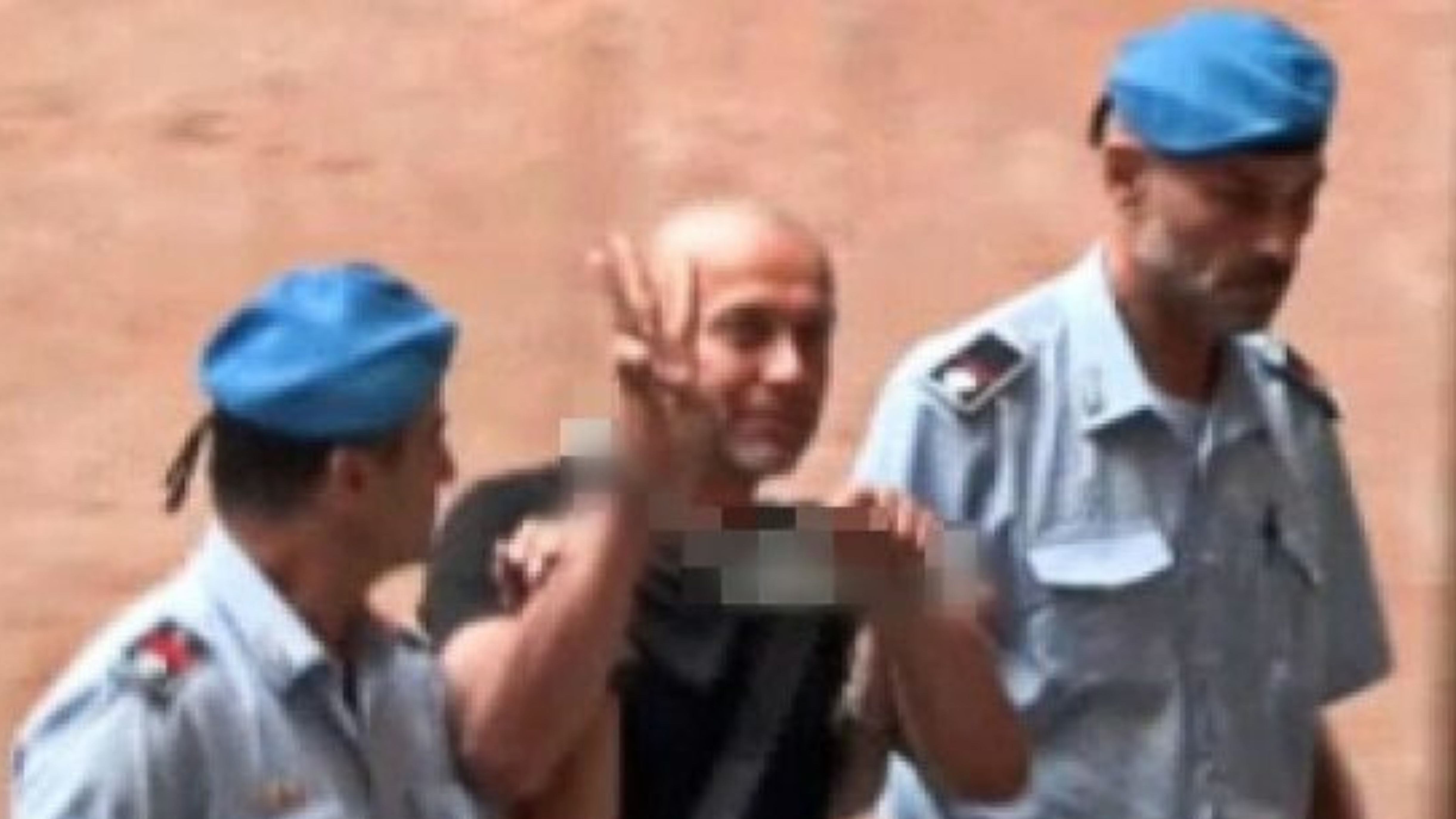 Confermato l'arresto del "sabotatore" ucraino. E lui fa il gesto del tridente
