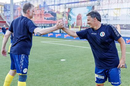 La partita del cuore: in campo cantanti e politici. Guarda le foto 4