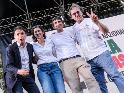 Tante piazze, pochi voti, molte relazioni pericolose: l'anno orribile di Conte e Schlein