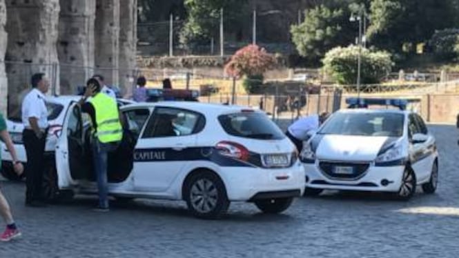 Colosseo, turista cinese aggredito e rapinato: in manette due algerini