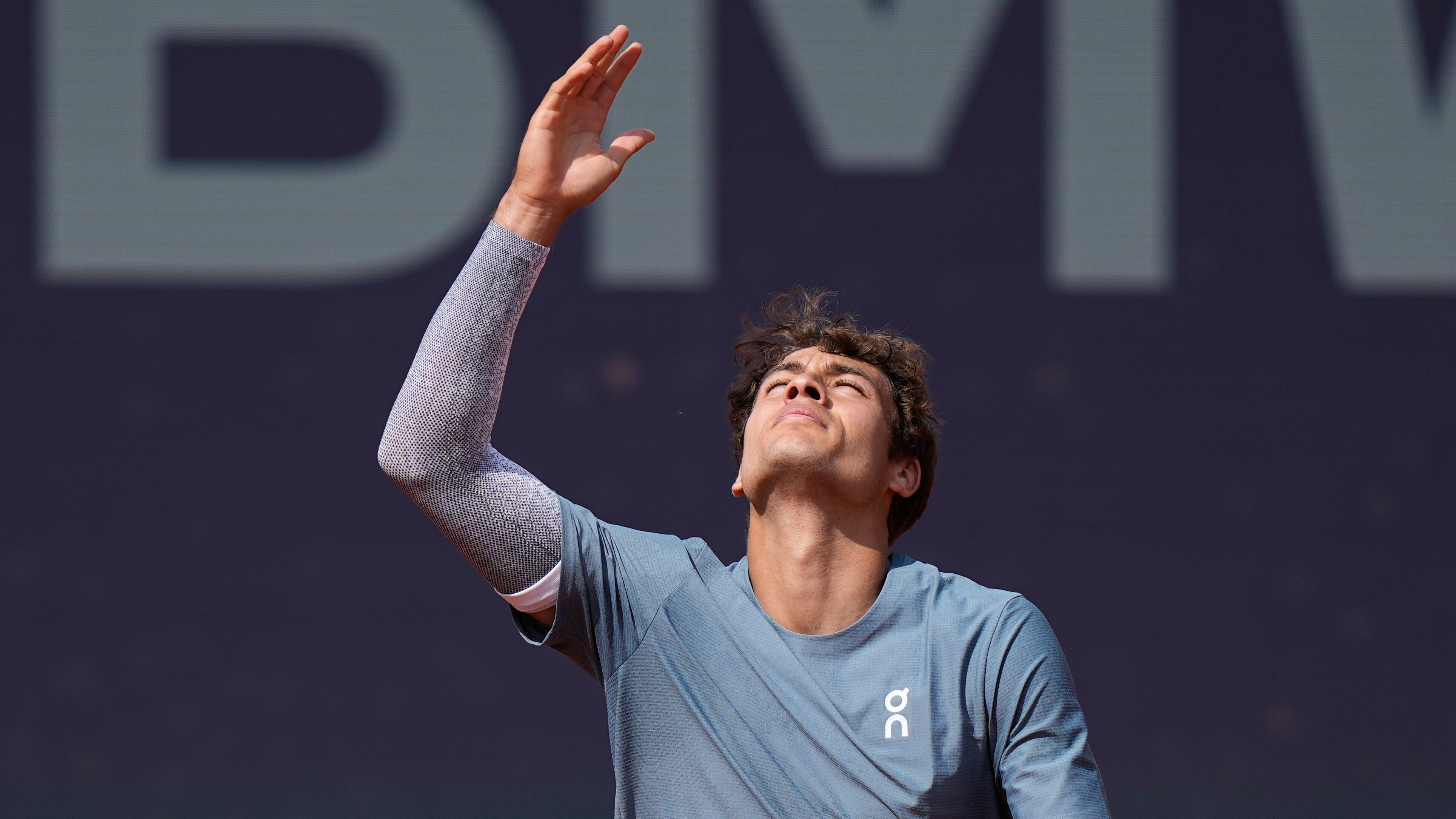 Splendido Cobolli (che si commuove): sconfigge Zverev e vola in finale a Monaco