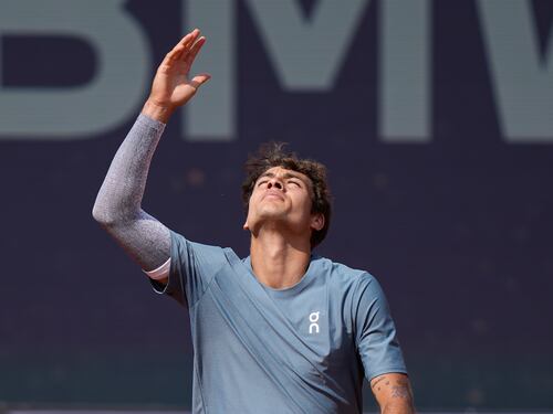 Splendido Cobolli (che si commuove): sconfigge Zverev e vola in finale a Monaco