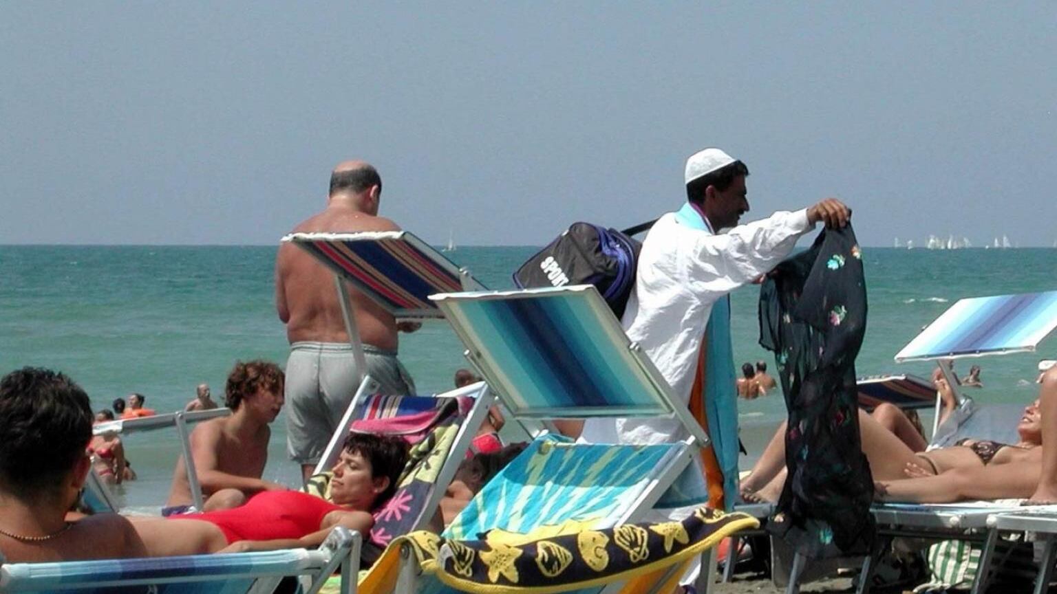 Banda di vu cumprà scatenata. Vigile aggredito a calci e pugni