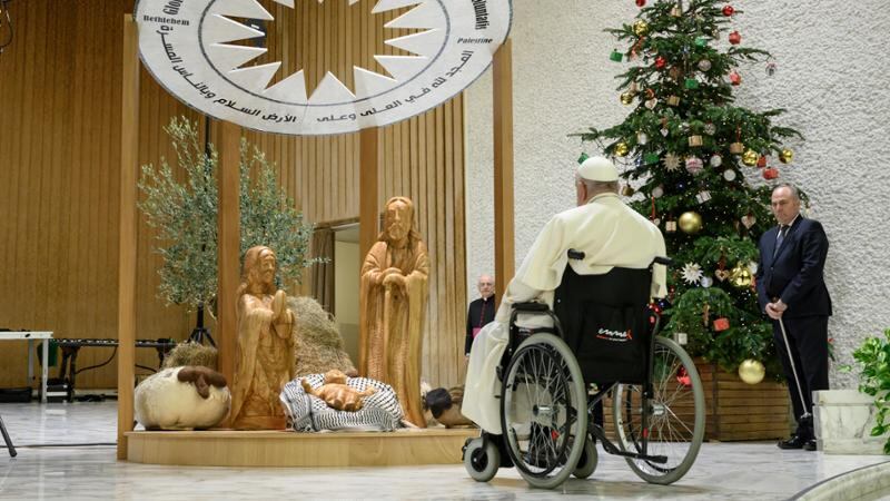 Cambia l'aria in Ue. Torna il presepe dopo anni di bando. Vaticano, via la kefiah