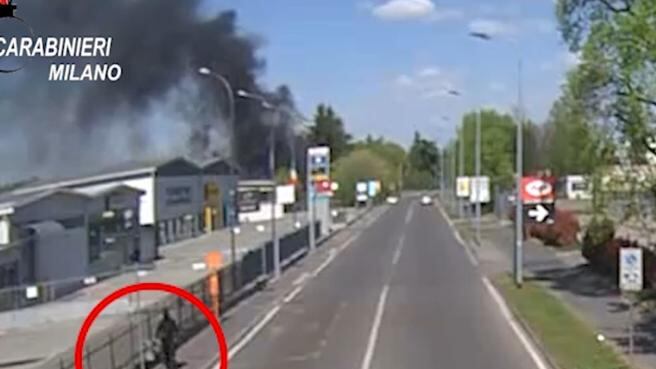 Lo licenziano, dà fuoco all'azienda
