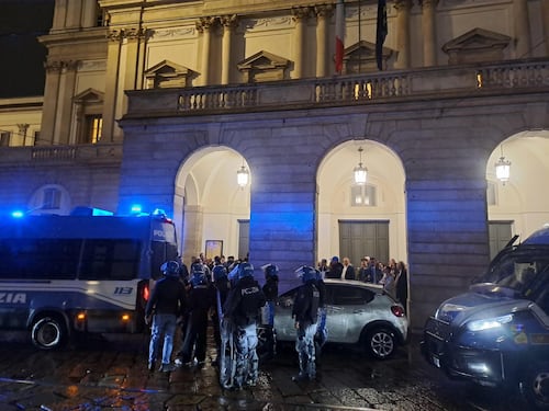 Tunisini, ucraini, italiani: chi sono i ragazzi fermati a Milano. I genitori in lacrime davanti alla Questura: “Non sapevamo nulla”