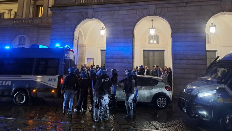 Tunisini, ucraini, italiani: chi sono i ragazzi fermati a Milano. I genitori in lacrime davanti alla Questura: “Non sapevamo nulla”