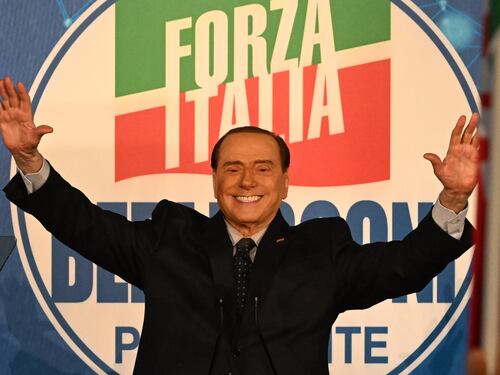 La "pillola" di Berlusconi "Flat tax al 23 per cento per famiglie e imprese. Solo così ripartiranno economia e occupazione"