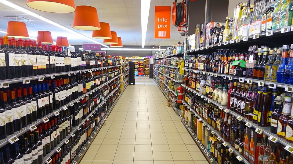 Resta chiuso nel supermercato: non chiede aiuto e beve alcolici