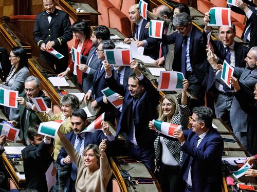 Il primo sì all'autonomia. È sfida sull'inno d'Italia