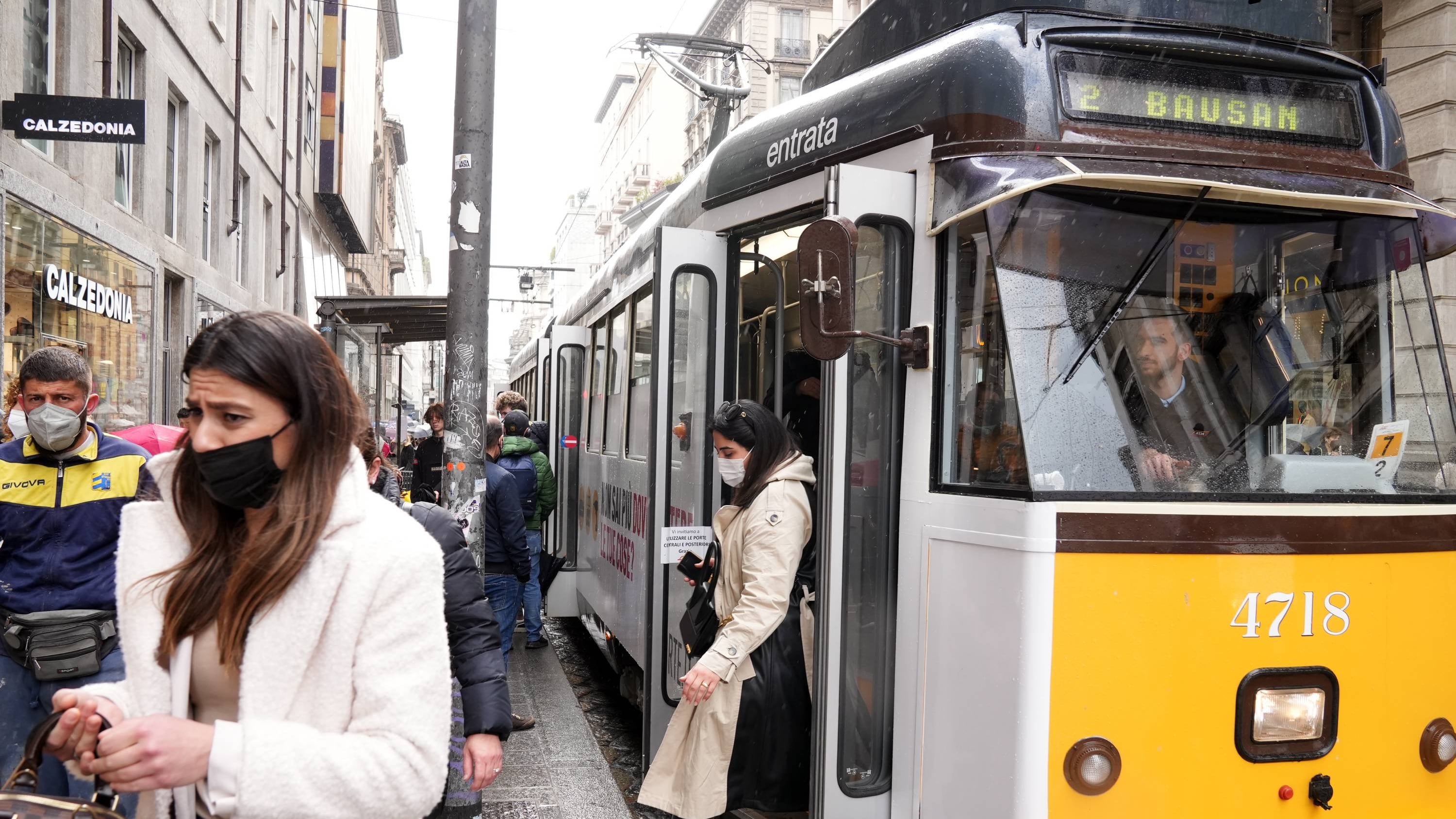Prima alza i prezzi poi taglia le corse: batosta Sala sui milanesi