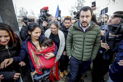 Torino, Salvini circondato dai bambini rom 13