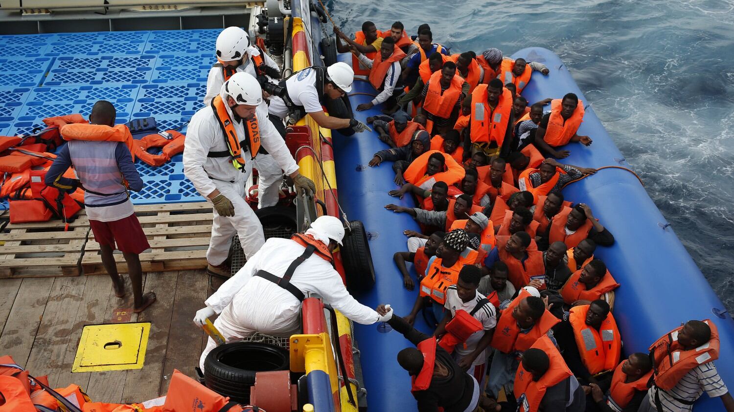 La strategia anti blocco delle Ong: restare in zona e mobilitare donatori
