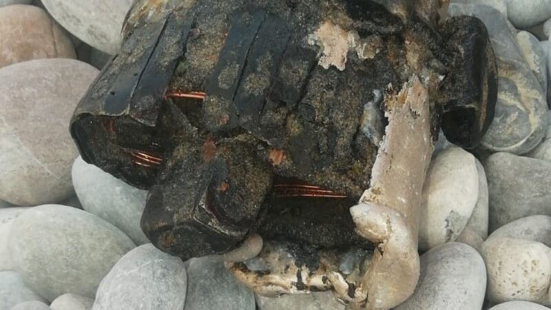 Bimbo trova misterioso oggetto in mare: bomba o pezzo di motore?