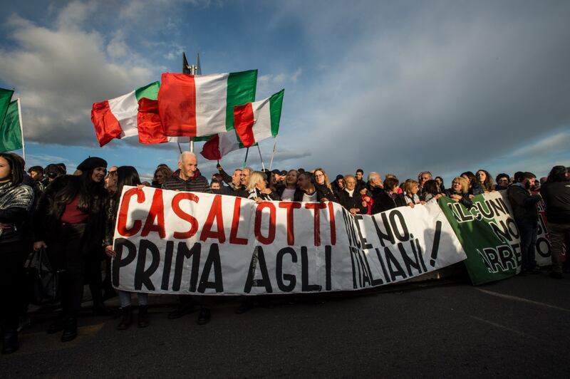 Roma, la protesta anti-rom arriva anche a Casalotti  1