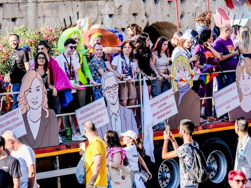 E il Gay Pride si trasforma in una sfilata contro il Papa e Israele