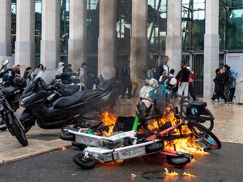 Proteste studentesche in Francia: cosparso di benzina un preside, incendiate le scuole. Oltre 1900 arresti in tutto il Paese