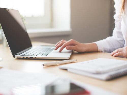 Ginnastica da ufficio, gli esercizi per chi sta molte ore al computer