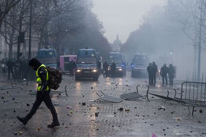 I gilet gialli assediano Parigi: ancora scontri con la polizia 8