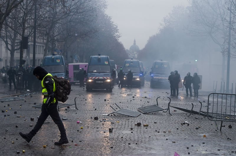 I gilet gialli assediano Parigi: ancora scontri con la polizia 8