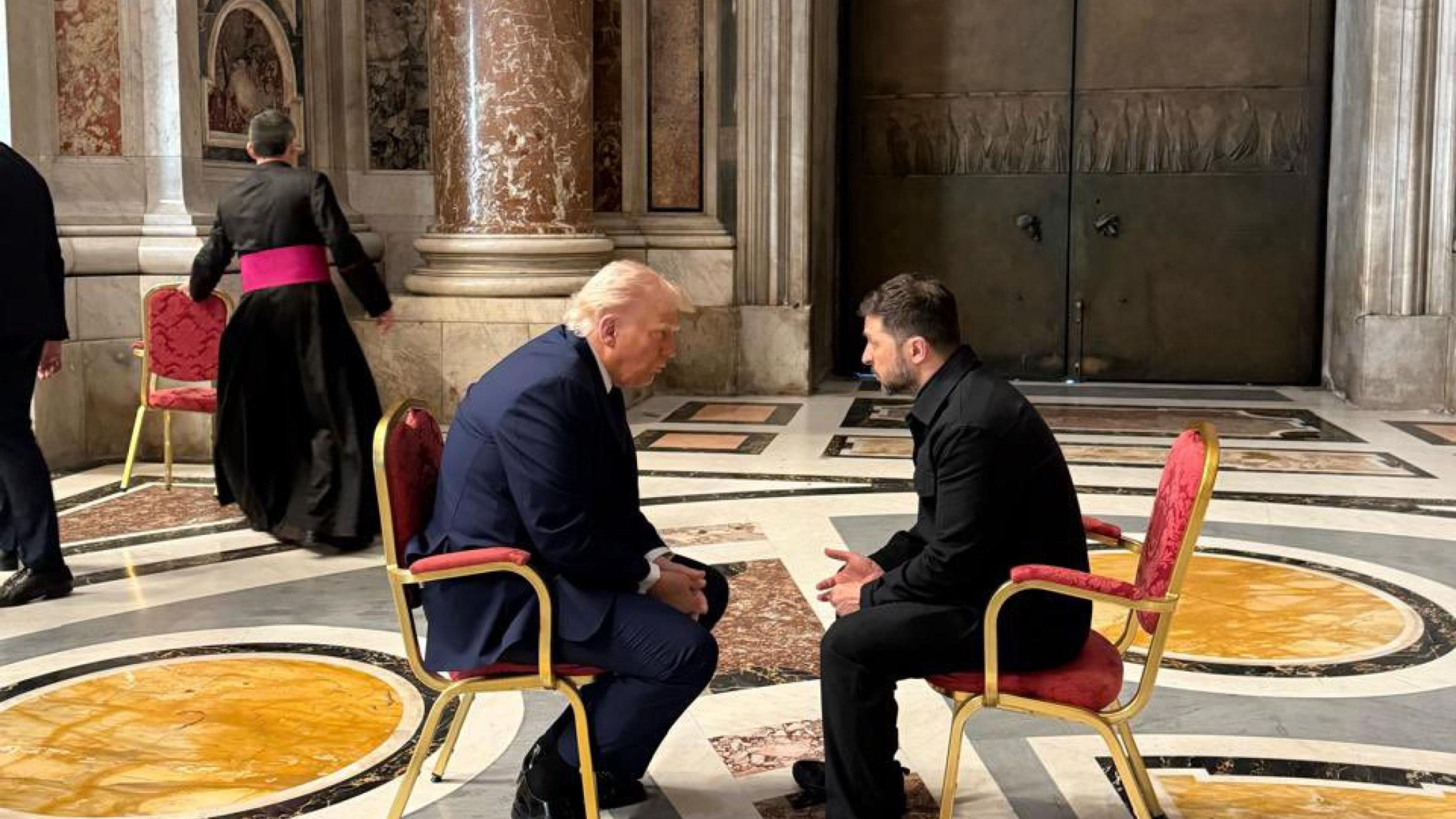 "Quindici minuti che contano". I risultati del vertice Trump-Zelensky in Vaticano