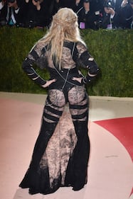 Seno e sedere di fuori: Madonna è sempre hot 14
