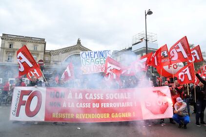 Francia, cortei a Parigi contro riforma trasporti 7