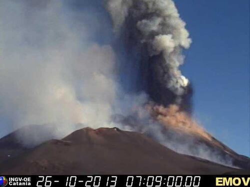 Una colonna di cenere sul vulcano dell'Etna