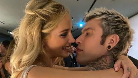 Ferragni senza biancheria, abito troppo trasparente e i fan non apprezzano