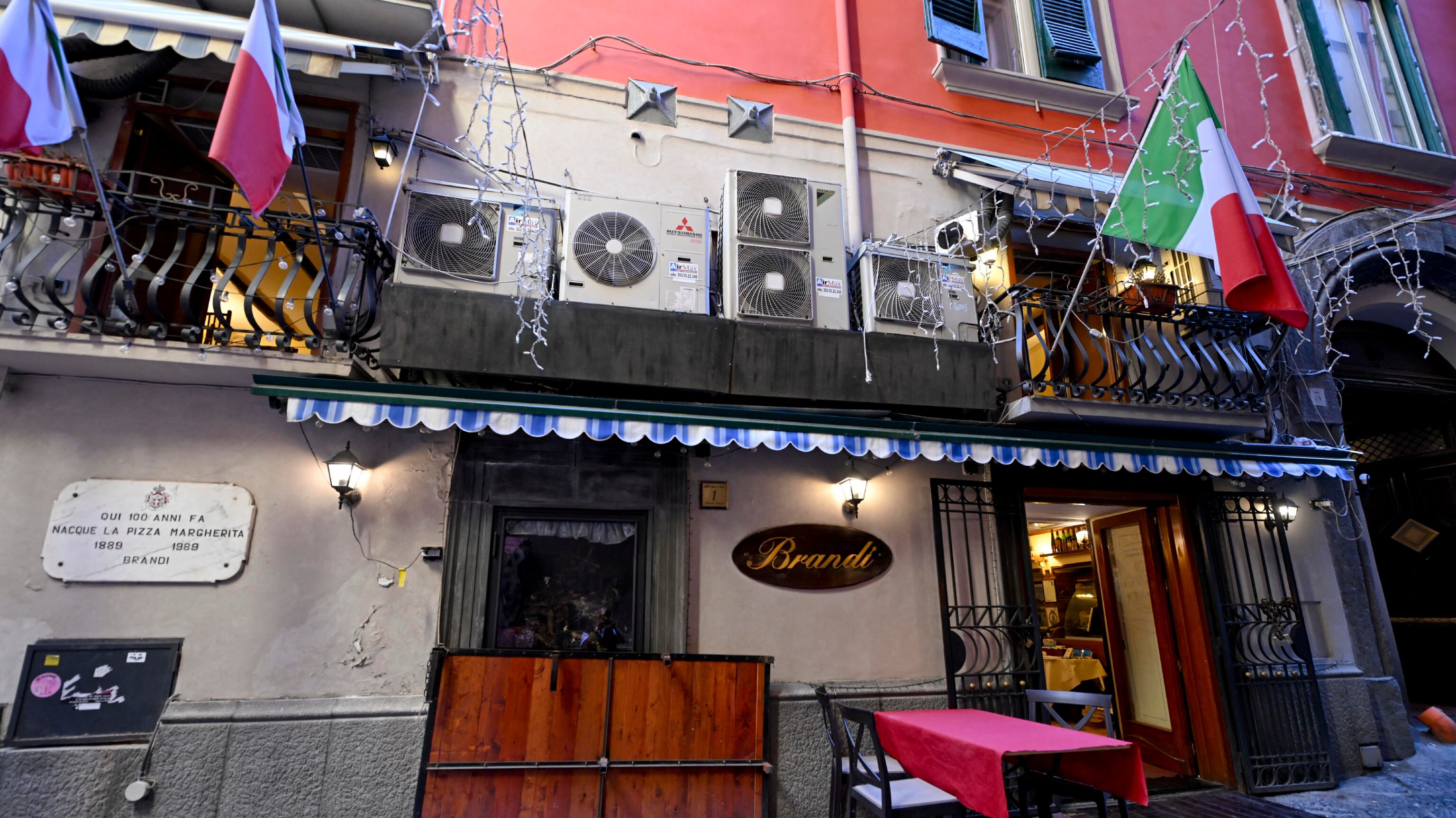 "Non rispetta le norme igieniche". Chiusa la pizzeria che inventò la Margherita