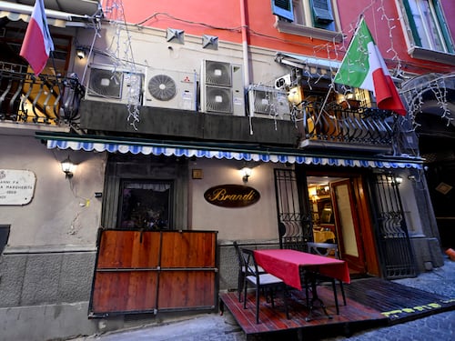 "Non rispetta le norme igieniche". Chiusa la pizzeria che inventò la Margherita