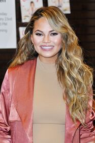 Chrissy Teigen, topless e incinta mentre cucina 2