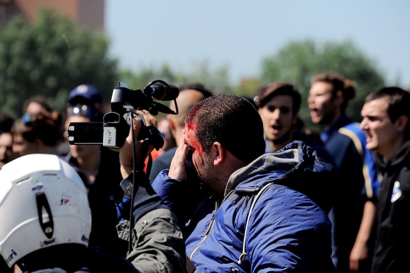Antagonisti contro la polizia a Pisa 7