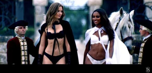 Victoria's Secret: modelle nude per un Natale osé 19
